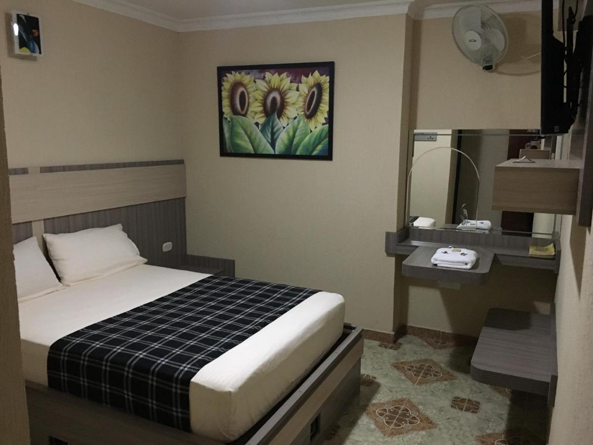 Hotel Don Juan Буга Екстериор снимка