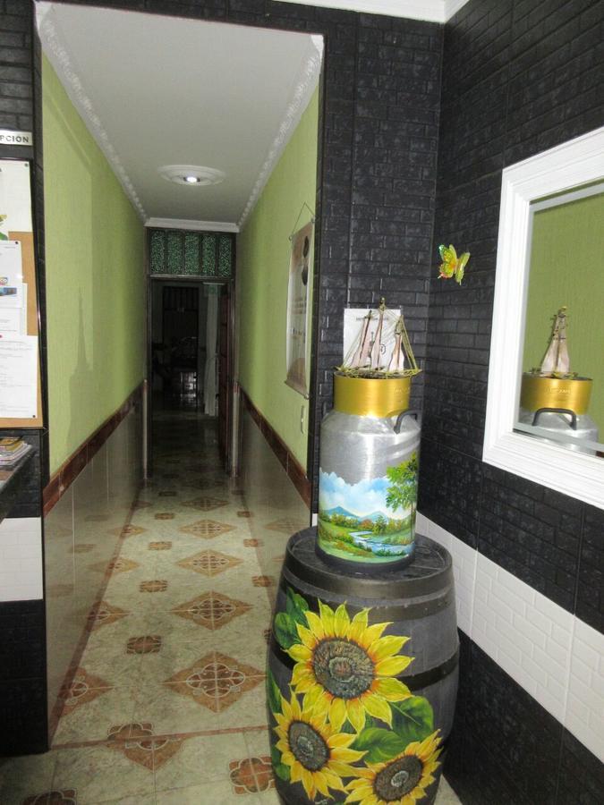 Hotel Don Juan Буга Екстериор снимка
