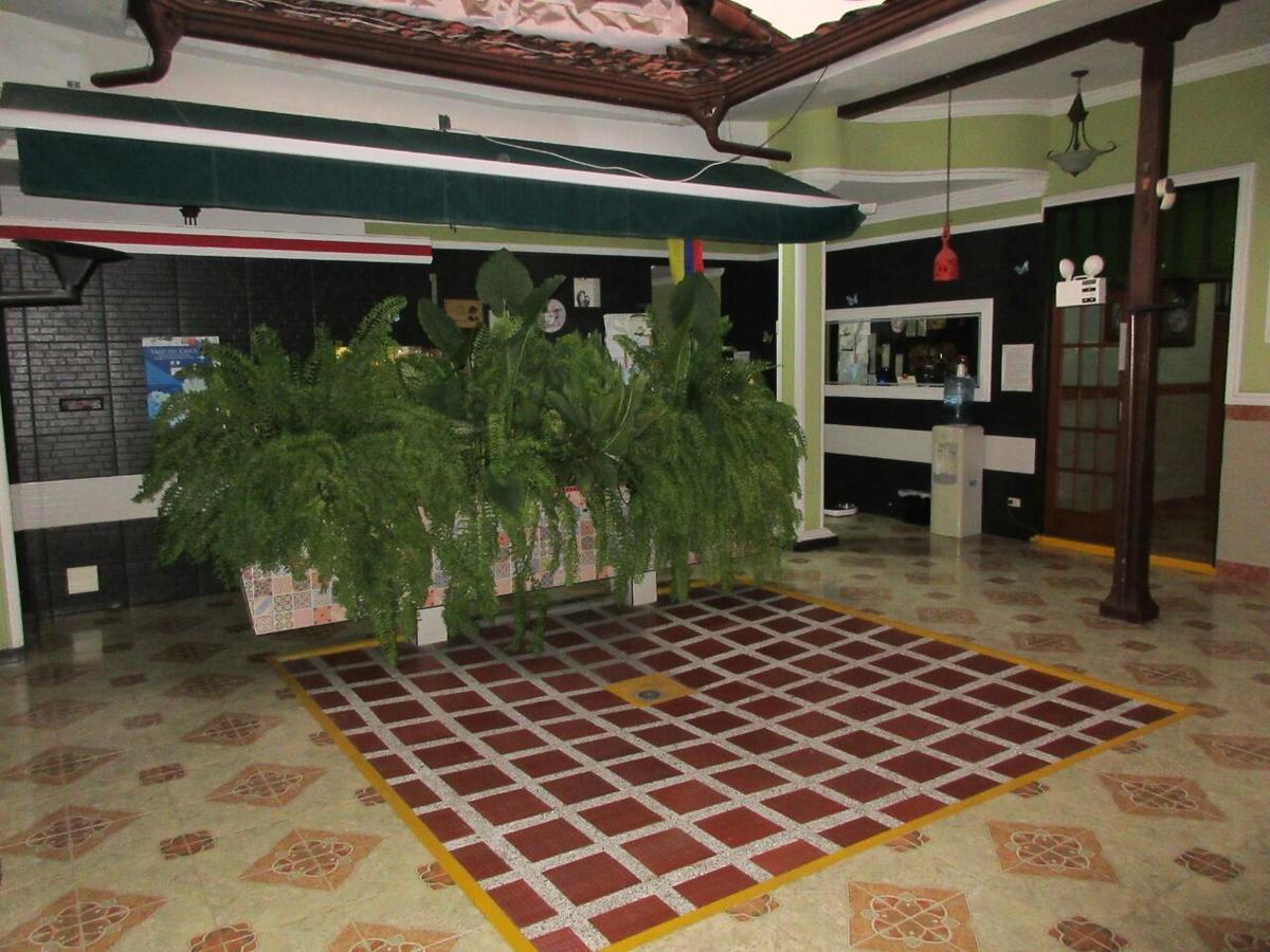 Hotel Don Juan Буга Екстериор снимка
